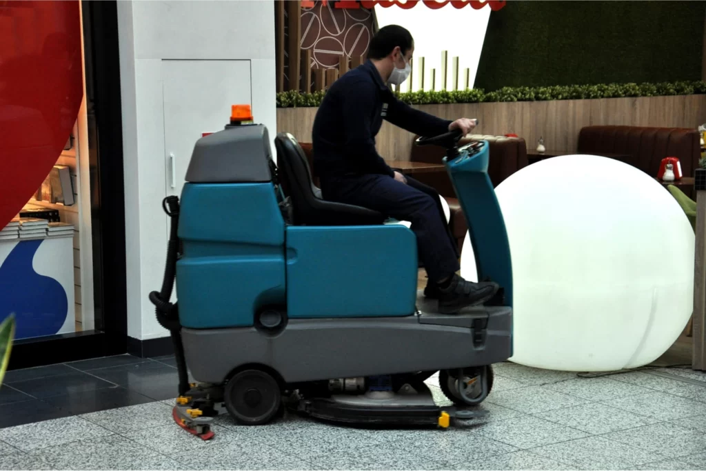 fdz_0001_man-working-at-cleaning-car-in-shopping-center-2022-10-31-23-31-35-utc